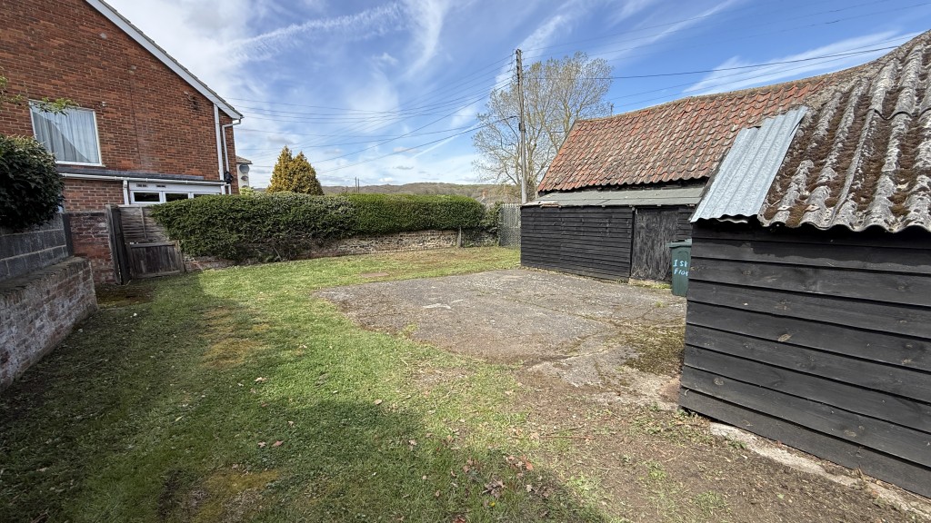 Lot: 130 - SUBSTANTIAL PERIOD PROPERTY WITH MULTIPLE BUILDINGS REQUIRING REFURBISHMENT - External image of off street parking